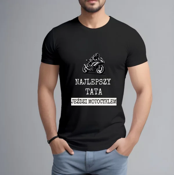 Koszulka męska czarna z nadrukiem motocyklisty i napisem Najlepszy Tata jeździ motocyklem.