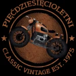 Grafika koszulki 'Pięćdziesięcioletni Klasyk EST. 1975' z brązowym motocyklem vintage, w okręgu z postarzaną teksturą.