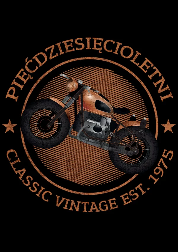 Grafika koszulki 'Pięćdziesięcioletni Klasyk EST. 1975' z brązowym motocyklem vintage, w okręgu z postarzaną teksturą.