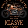 Grafika koszulki 'Pięćdziesięcioletni Klasyk EST. 1975' z brązowym motocyklem vintage na czarnym tle z promienistym wzorem.