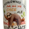 Biały ceramiczny kubek z nadrukiem śpiącego leniwca i napisem "JA MOGĘ DOSŁOWNIE WSZYSTKO Jak mi się CHCE ...ALE TERAZ MI SIĘ NIE CHCE" na białym tle.
