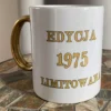 Personalizowany biały kubek ceramiczny ze złotym uchem i złotym napisem "EDYCJA 1975 LIMITOWANA".