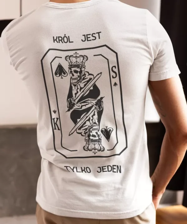 Tył białej koszulki z grafiką króla pik i inicjałami