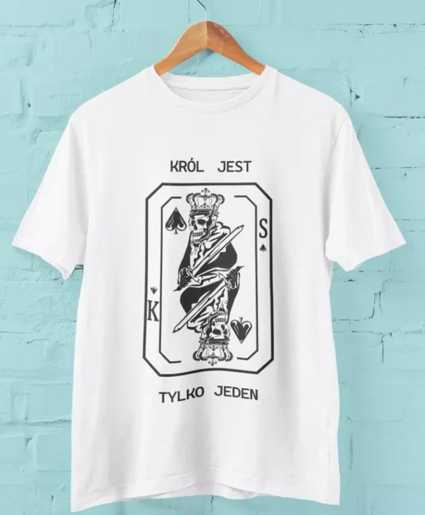 Biała koszulka z nadrukiem Król Jest Tylko Jeden na wieszaku