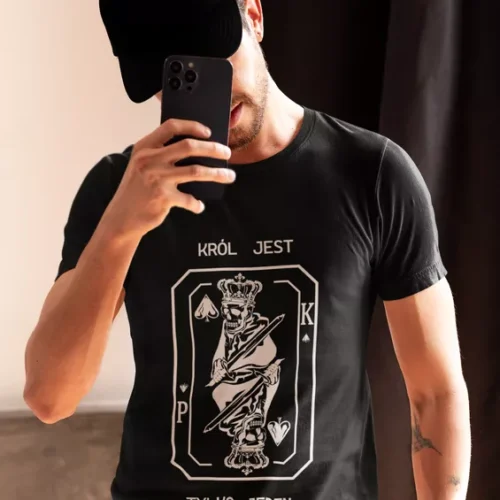 Mężczyzna w czarnej koszulce z nadrukiem karty króla i personalizacją