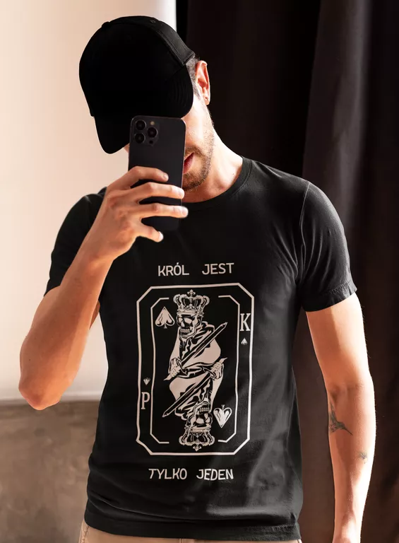 Mężczyzna w czarnej koszulce z nadrukiem karty króla i personalizacją