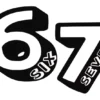 Czarny kontur logo '67 SIX SEVEN' z białym wypełnieniem i napisem 'SIX' oraz 'SEVEN' na białym tle.