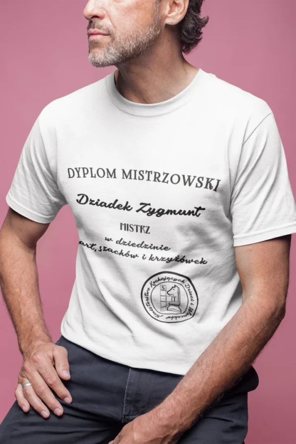 Zbliżenie na nadruk Dyplom Mistrza Szachów i Krzyżówek Detale personalizowanego nadruku na białej koszulce bawełnianej