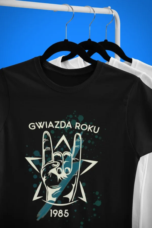 Czarna koszulka z rockowym nadrukiem i niebieskimi kropkami farby na wieszaku