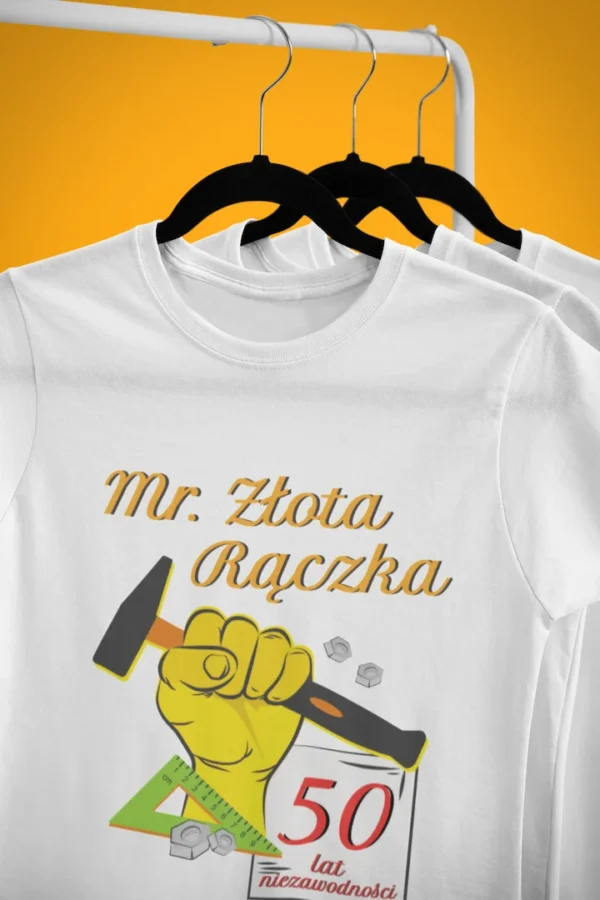 Biała koszulka z nadrukiem dla majsterkowicza z napisem 50 lat niezawodności i narzędziami.