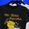 Czarna koszulka męska z grafiką dłoni trzymającej młotek i napisem Mr. Złota Rączka oraz personalizacją wieku.