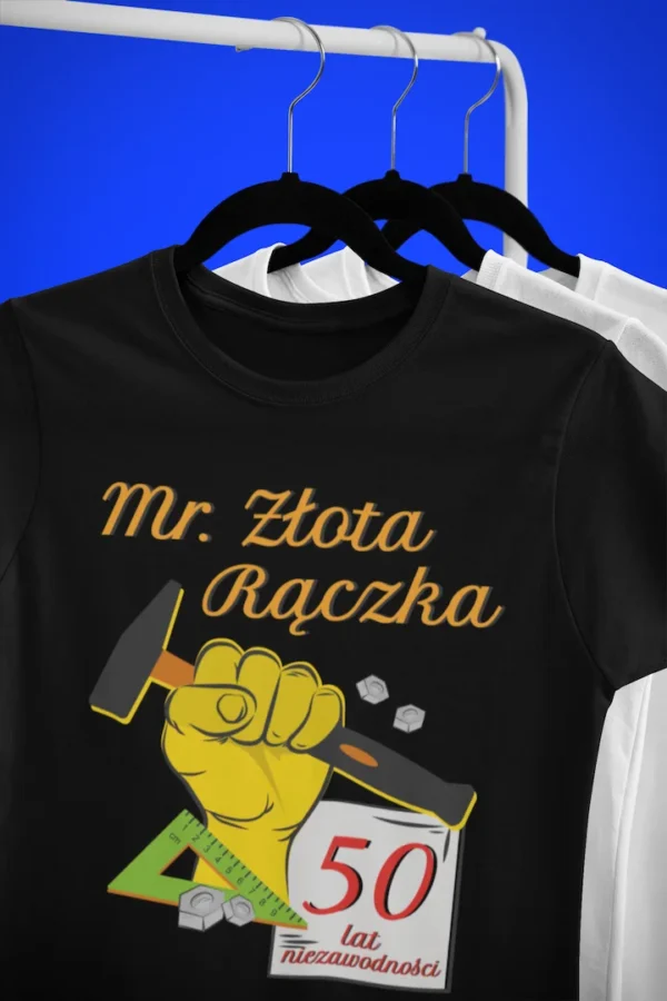 Czarna koszulka męska z grafiką dłoni trzymającej młotek i napisem Mr. Złota Rączka oraz personalizacją wieku.