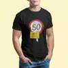 Zbliżenie na czarną koszulkę męską z nadrukiem limit wieku 50 to dopiero rozgrzewka