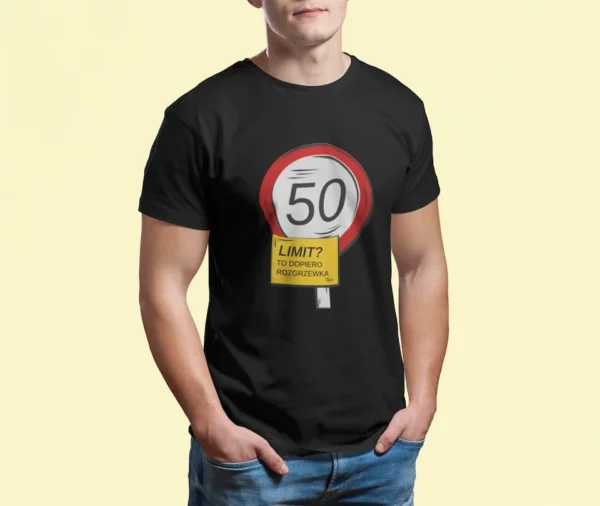 Zbliżenie na czarną koszulkę męską z nadrukiem limit wieku 50 to dopiero rozgrzewka