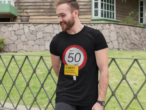 Mężczyzna w czarnej koszulce z nadrukiem znaku drogowego limit 50 i napisem to dopiero rozgrzewka