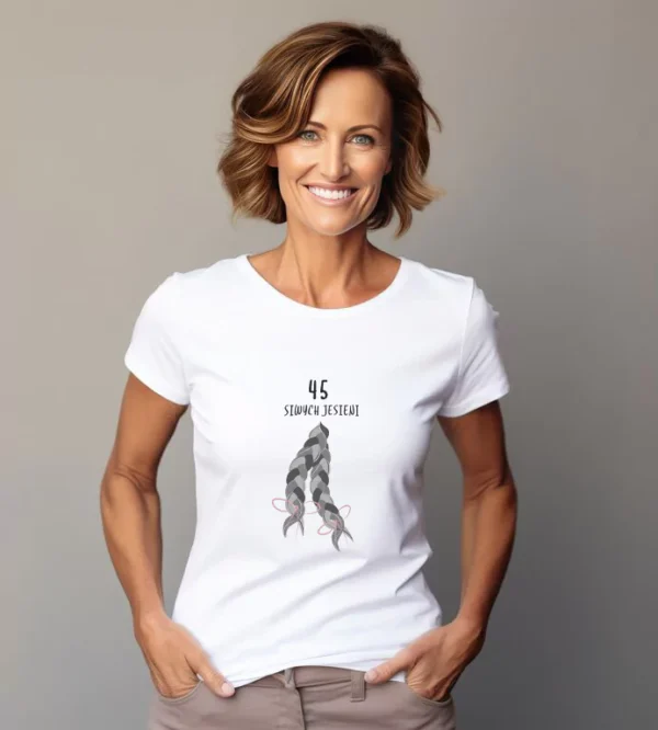 Kobieta prezentująca białą koszulkę z nadrukiem 45 siwych jesieni