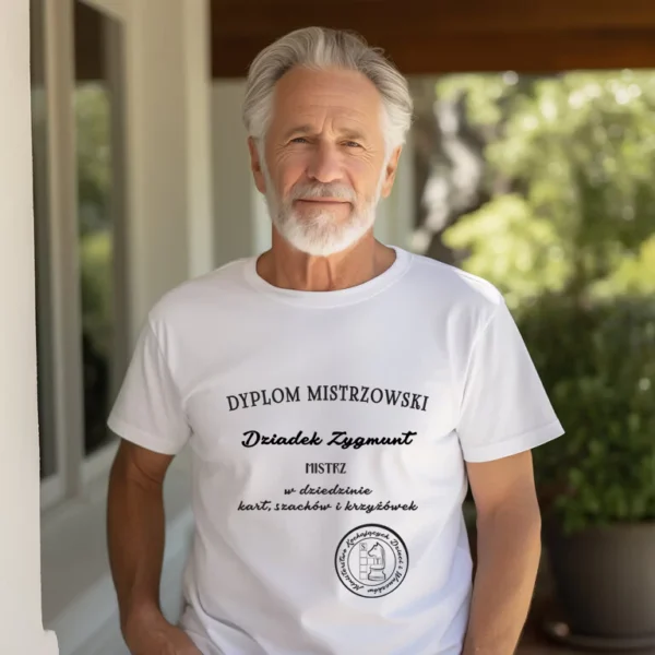 Starszy mężczyzna w koszulce z personalizowanym dyplomem mistrza Model w wieku senioralnym prezentujący białą koszulkę z nadrukiem dla dziadka