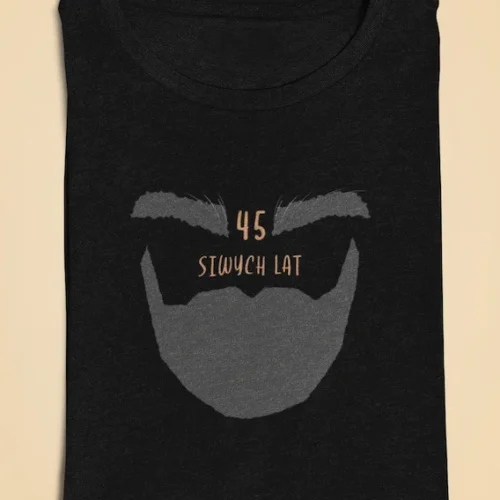 Czarna koszulka męska z nadrukiem brody i tekstem 45 siwych lat leżąca na jasnym tle