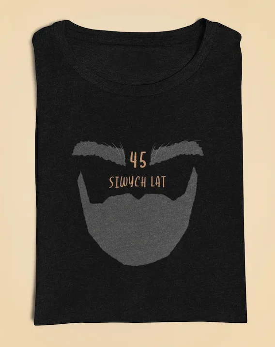 Czarna koszulka męska z nadrukiem brody i tekstem 45 siwych lat leżąca na jasnym tle