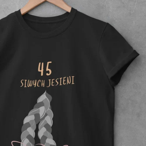 Czarna koszulka damska z nadrukiem 45 siwych jesieni wisząca na drewnianym wieszaku