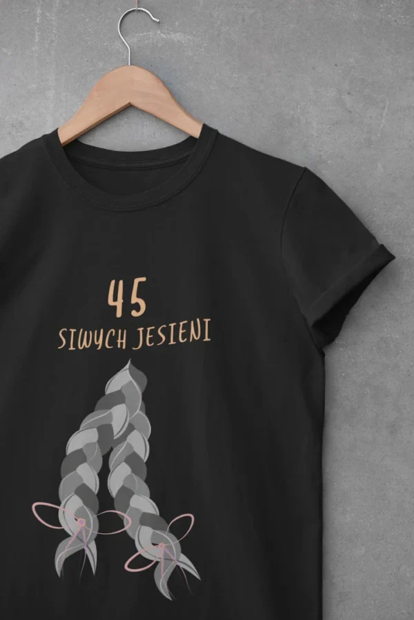 Czarna koszulka damska z nadrukiem 45 siwych jesieni wisząca na drewnianym wieszaku