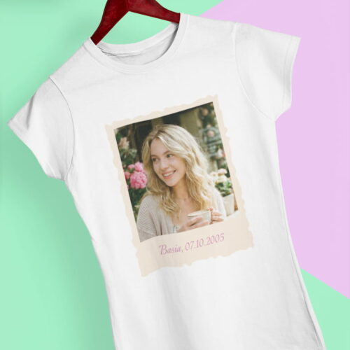 Biała koszulka damska z nadrukiem zdjęcia i napisem wisząca na drewnianym wieszaku