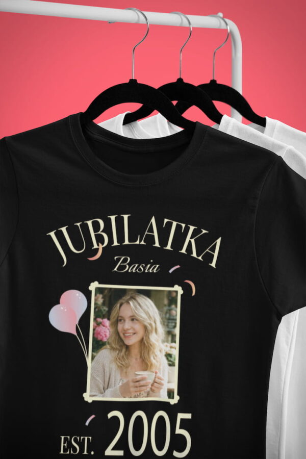 Zbliżenie na nadruk na czarnej koszulce przedstawiający zdjęcie kobiety, napis Jubilatka oraz rok 2005