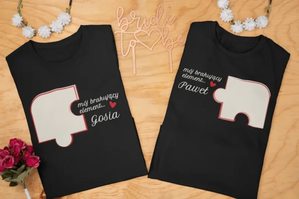 Zestaw czarnych koszulek dla zakochanych z grafiką puzzla i personalizacją imion