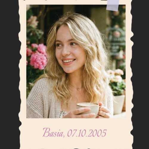 Szczegółowy widok nadruku na koszulce przedstawiający zdjęcie w ramce polaroid z personalizowanym podpisem