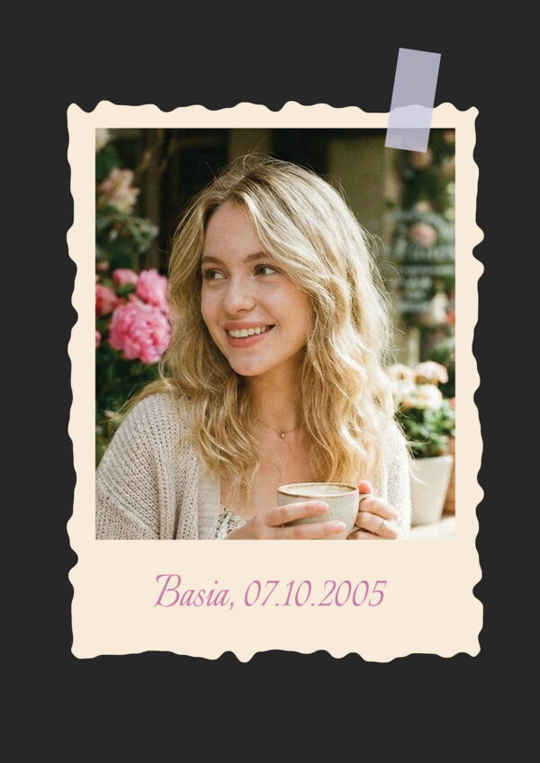 Szczegółowy widok nadruku na koszulce przedstawiający zdjęcie w ramce polaroid z personalizowanym podpisem