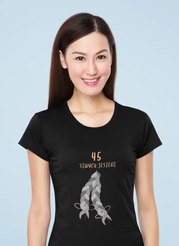 Modelka w czarnej koszulce z personalizowanym nadrukiem na urodziny