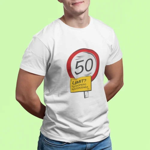 Mężczyzna prezentujący białą koszulkę z zabawnym nadrukiem urodzinowym limit wieku