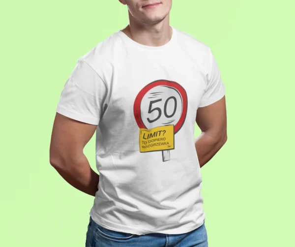 Mężczyzna prezentujący białą koszulkę z zabawnym nadrukiem urodzinowym limit wieku
