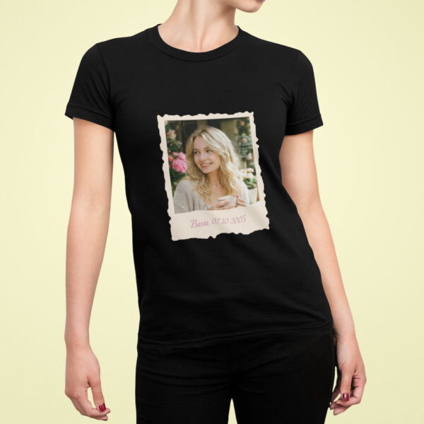 Modelka w czarnej koszulce bawełnianej z nadrukowanym zdjęciem w stylu retro polaroid