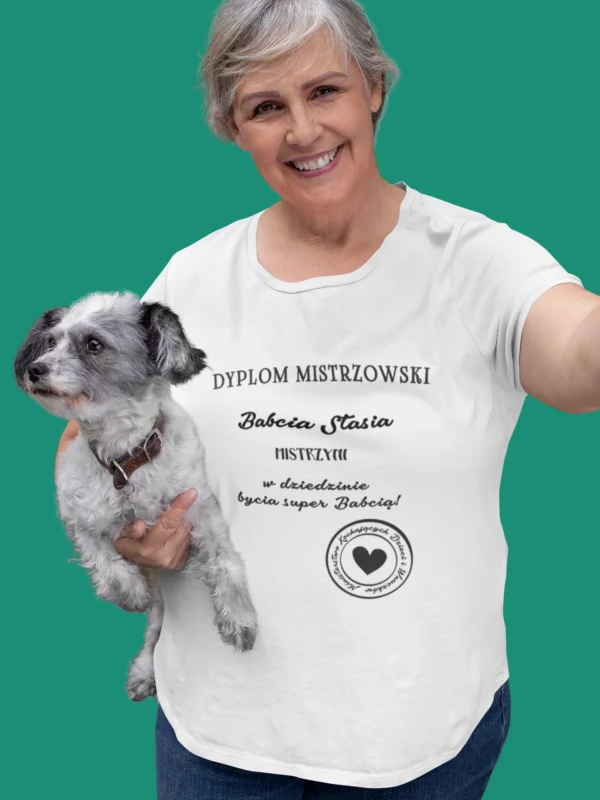 transparent-t-shirt-mockup-of-a-woman-taking-a-selfie-with-her-dog-32216 Personalizowana koszulka dla babci na urodziny, dzień babci, prezent - Dyplom mistrzowski różne warianty