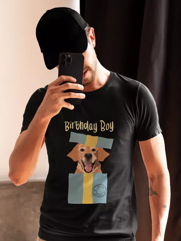 Mężczyzna robiący selfie w czarnej koszulce z labradorem wyskakującym z pudełka