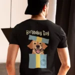 Mężczyzna tyłem w czarnej koszulce z dużą grafiką psa na plecach