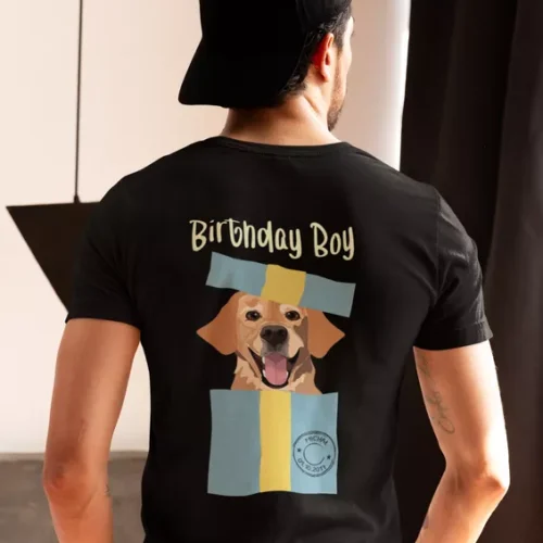 Mężczyzna tyłem w czarnej koszulce z dużą grafiką psa na plecach