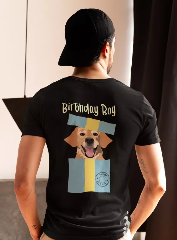 Mężczyzna tyłem w czarnej koszulce z dużą grafiką psa na plecach