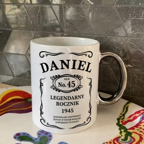 Biały ceramiczny kubek z personalizacją Daniel Legendarny Rocznik i eleganckim srebrnym uchem