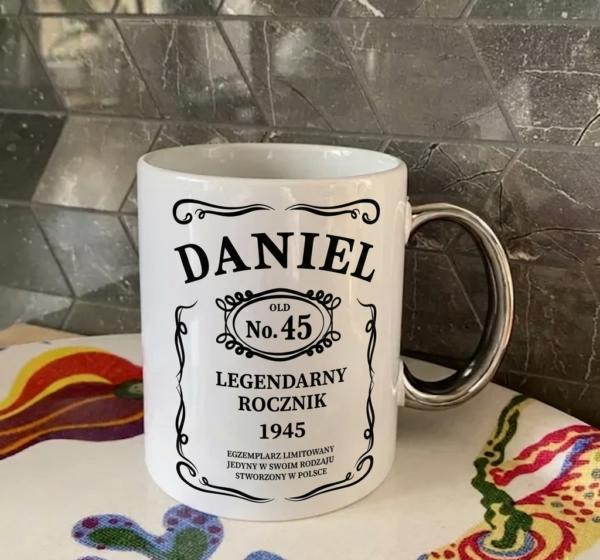 Biały ceramiczny kubek z personalizacją Daniel Legendarny Rocznik i eleganckim srebrnym uchem