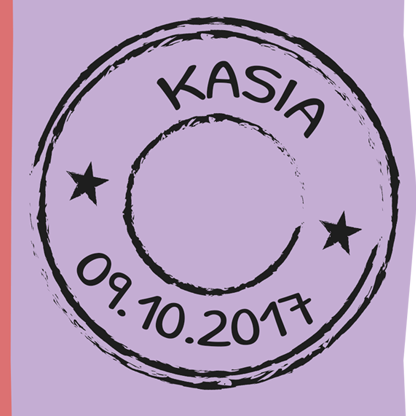 Grafika przedstawiająca czarną pieczątkę z imieniem Kasia i datą do personalizacji na fioletowym tle.