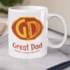 Biały ceramiczny kubek z napisem Great Dad i personalizowanym imieniem w stylu superbohatera