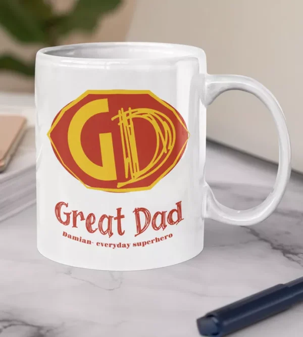Biały ceramiczny kubek z napisem Great Dad i personalizowanym imieniem w stylu superbohatera