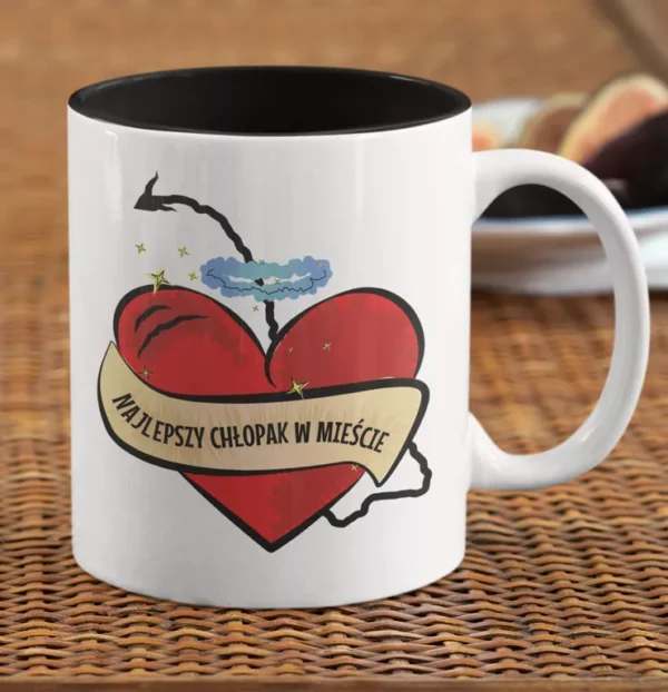 Biały ceramiczny kubek z czarnym wnętrzem i grafiką serca z napisem Najlepszy Chłopak w Mieście