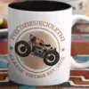 Biały ceramiczny kubek z grafiką motocykla retro i napisem Pięćdziesięcioletni Classic Vintage Est. 1975