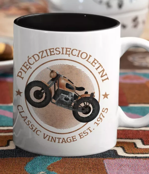 Biały ceramiczny kubek z grafiką motocykla retro i napisem Pięćdziesięcioletni Classic Vintage Est. 1975