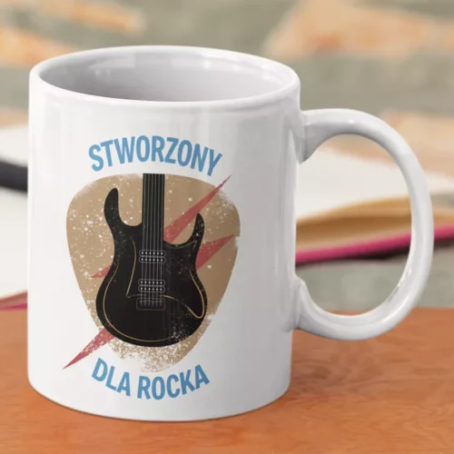 Biały ceramiczny kubek z napisem Stworzony dla rocka i grafiką gitary elektrycznej na tle kostki do gry