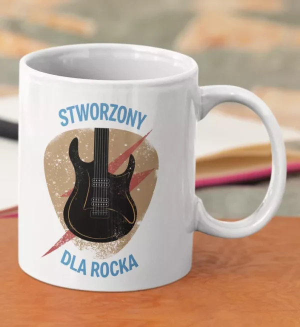 Biały ceramiczny kubek z napisem Stworzony dla rocka i grafiką gitary elektrycznej na tle kostki do gry