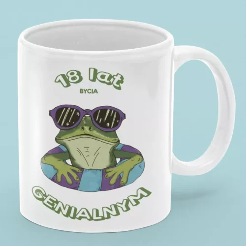 Biały ceramiczny kubek z grafiką żaby w okularach przeciwsłonecznych i personalizowanym napisem urodzinowym